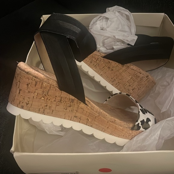 Anne Klein Ice Leopard wedge sandal. Size 6.5 - Picture 2 of 6